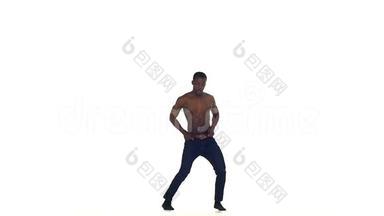 非裔美国男子舞蹈演员赤脚在<strong>拉丁舞</strong>